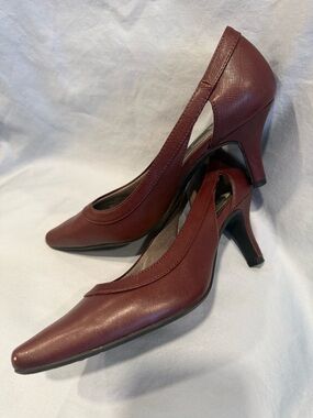 Life Stride Women's Burgundy Pointed-Toe Mid Heel Pumps